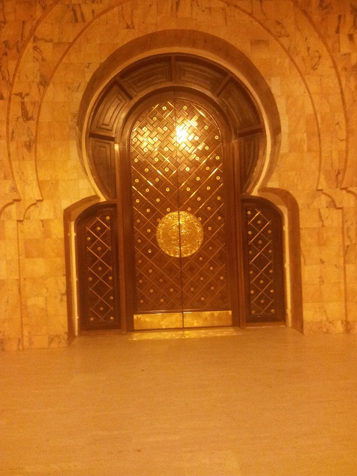 La porte en or offerte par Cheikh Amar à la mosquée de Touba