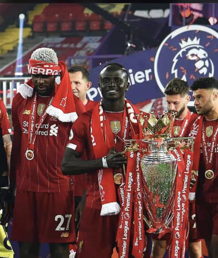 Premier League : Sadio Mané a officiellement soulevé le trophée suite à la victoire de Liverpool 5-3 sur Chelsea. Premier League : Sadio Mané a officiellement soulevé le trophée suite à la victoire de Liverpool 5-3 sur Chelsea.