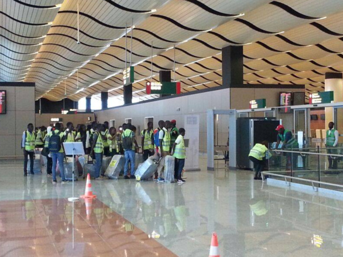 Mouvement d’humeur à l’AIBD : Les agents de 2AS sortent les brassards rouges et réclament la tête du Dg, Askin Demir. Mouvement d’humeur à l’AIBD : Les agents de 2AS sortent les brassards rouges et réclament la tête du Dg, Askin Demir.