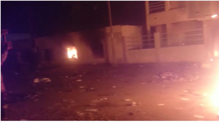 Bisbilles avec la mairie : les marchands ambulants de Keur Massar bloquent la route et saccagent l'institution municipale Bisbilles avec la mairie : les marchands ambulants de Keur Massar bloquent la route et saccagent l'institution municipale