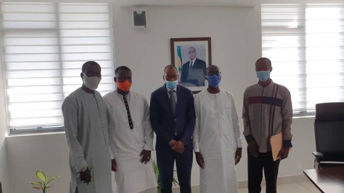 Le ministre de l’agriculture Moussa Baldé et les syndicalistes fument le calumet de la paix. Le ministre de l’agriculture Moussa Baldé et les syndicalistes fument le calumet de la paix.