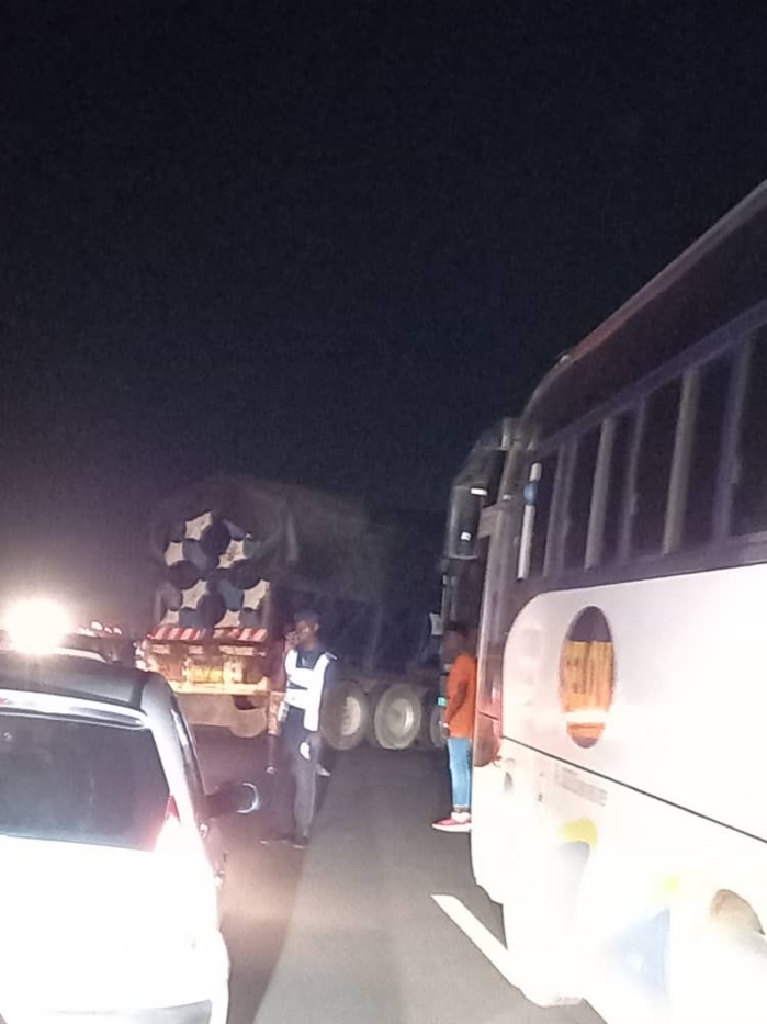 Autoroute à péage : Un camion dérape et bloque la circulation... Autoroute à péage : Un camion dérape et bloque la circulation...