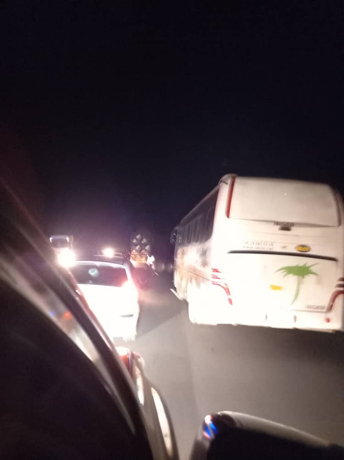 Autoroute à péage : Un camion dérape et bloque la circulation... Autoroute à péage : Un camion dérape et bloque la circulation...