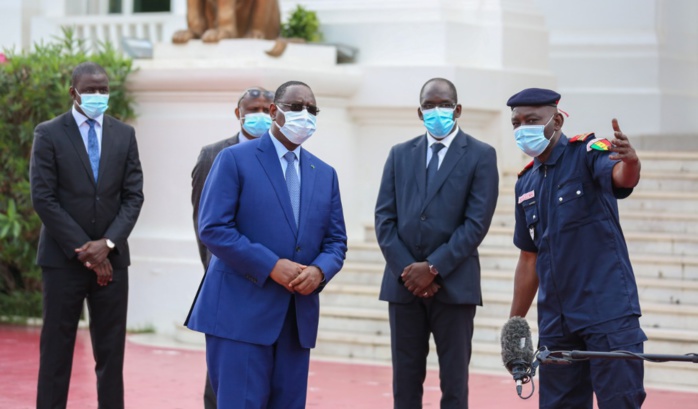 Palais : Le président réceptionne un important lot destiné au service d’hygiène. Palais : Le président réceptionne un important lot destiné au service d’hygiène.