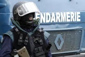 Un courtier arrêté pour vol et usage d'un tampon officiel de gendarmerie.