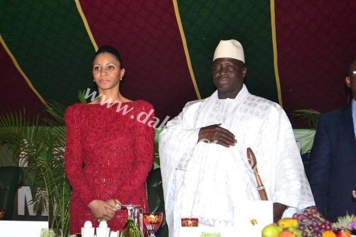 Le président gambien Yayah Jammeh et sa femme apprécient la prestation de Adjouza