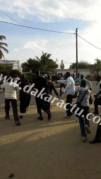 Dernière minute : affrontements entre militants de l'Apr et ceux du Pds devant la gendarmerie de Colobane.