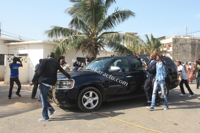 En images, revivez l'entrée de Karim Wade dans les locaux de la gendarmerie.