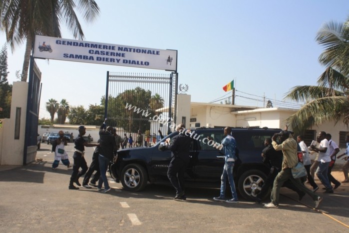 En images, revivez l'entrée de Karim Wade dans les locaux de la gendarmerie.
