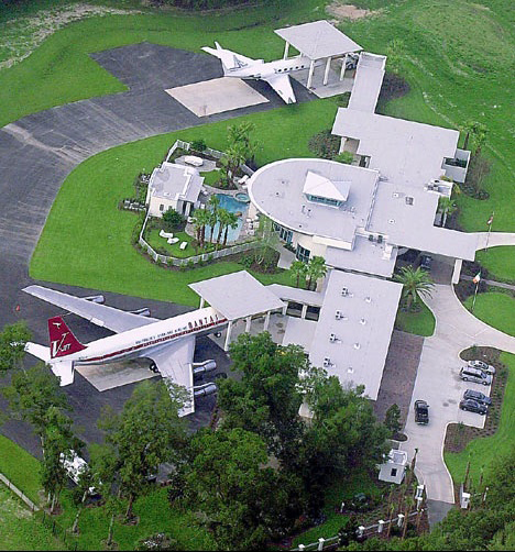 La maison de John Travolta à Ocala, en Floride, a même un parking spécial pour son avion !