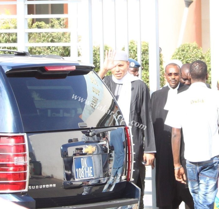 En images, Karim Wade à sa sortie du bureau du Doyen des juges.