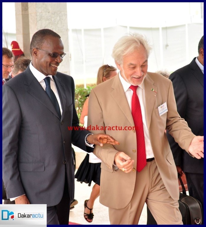 Ousmane Tanor Dieng est sur ces images en compagnie de Gérard Sénac, Président Directeur Général du Groupe Eiffage Sénégal