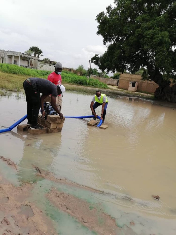 Thiès / Inondations : Des populations de Poniène remercient leur bienfaiteur Habib Niang. Thiès / Inondations : Des populations de Poniène remercient leur bienfaiteur Habib Niang.
