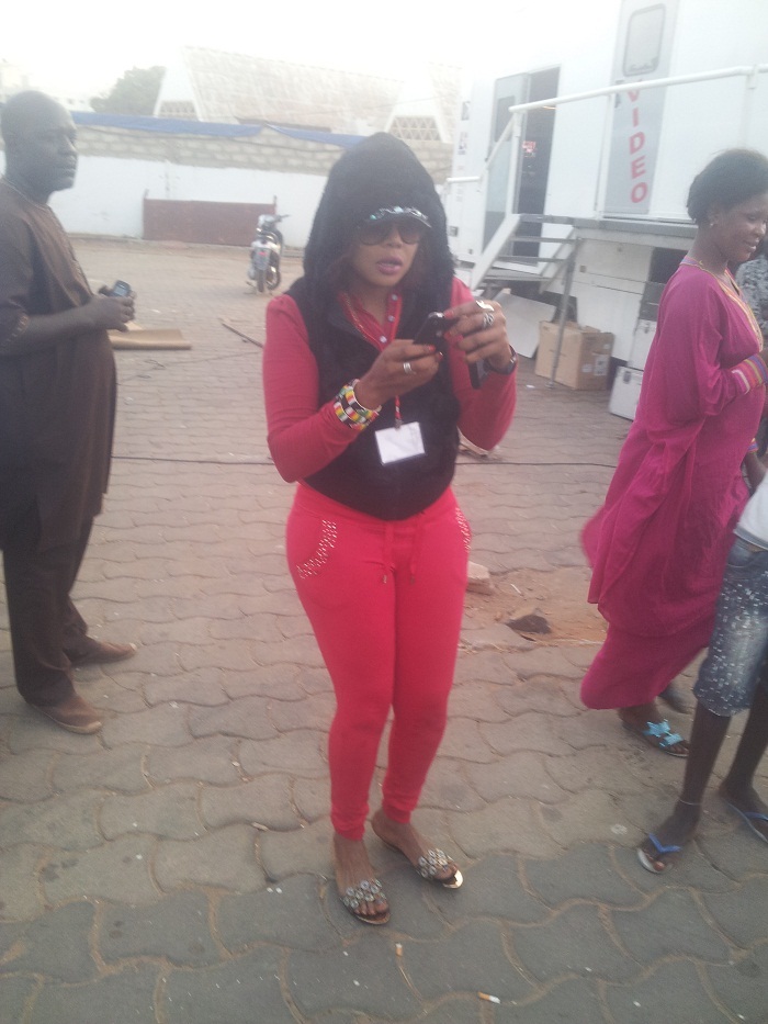 Amina Poté pose avec les enfants au stand du Groupe Futurs Médias
