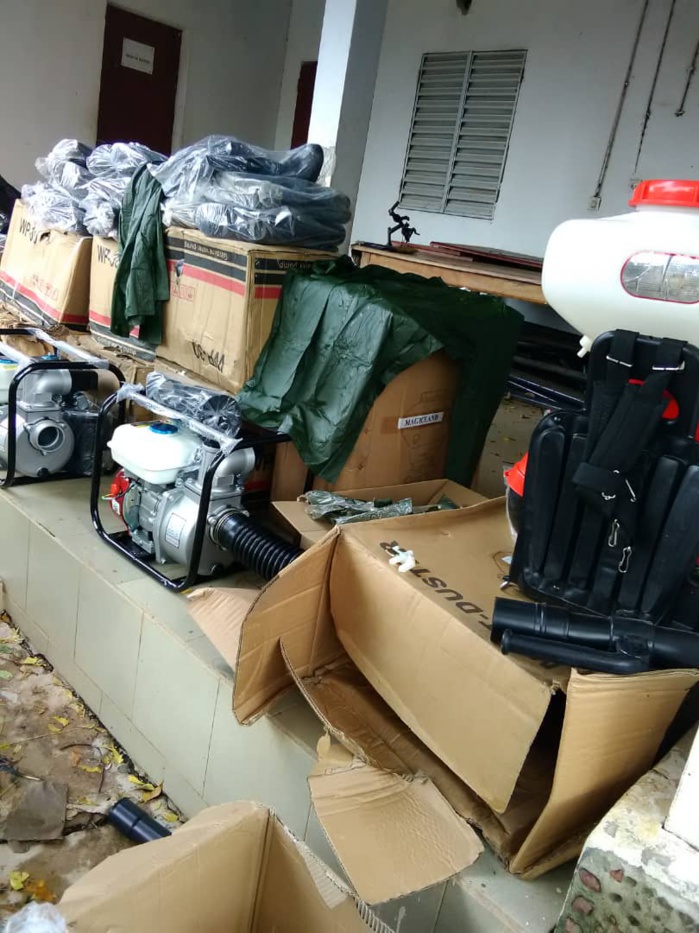 KOLDA INONDÉE / Mame Boye Diao dépêche motopompes, pulvérisateurs, bottes et combinaisons. KOLDA INONDÉE / Mame Boye Diao dépêche motopompes, pulvérisateurs, bottes et combinaisons.