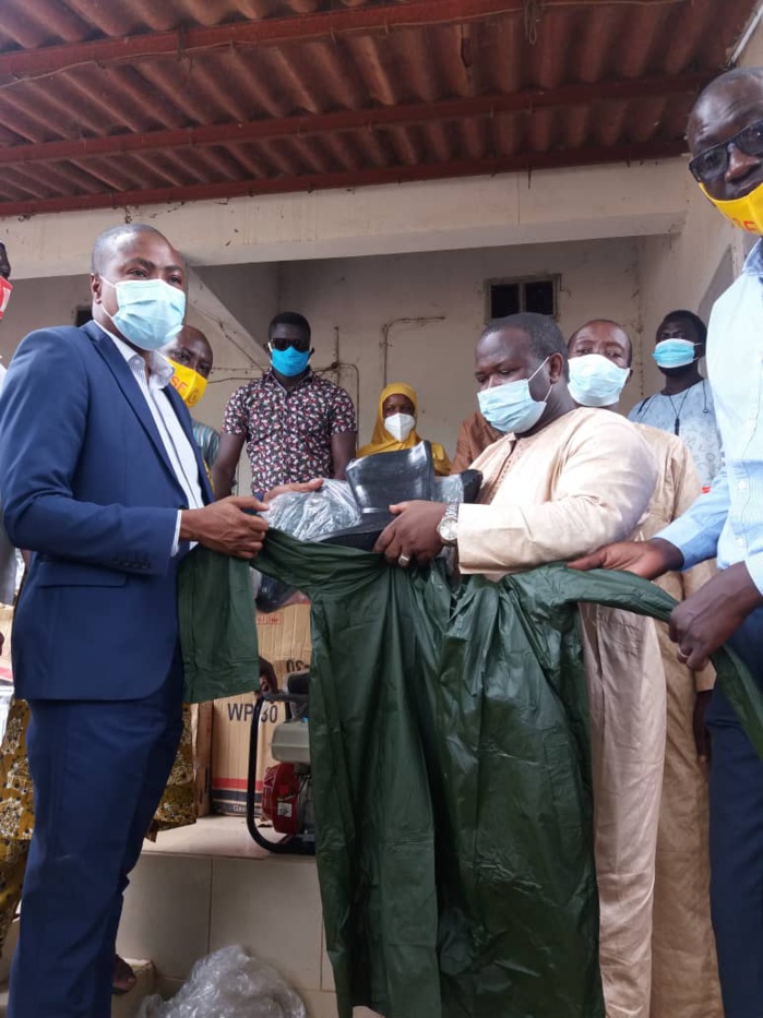 KOLDA INONDÉE / Mame Boye Diao dépêche motopompes, pulvérisateurs, bottes et combinaisons. KOLDA INONDÉE / Mame Boye Diao dépêche motopompes, pulvérisateurs, bottes et combinaisons.