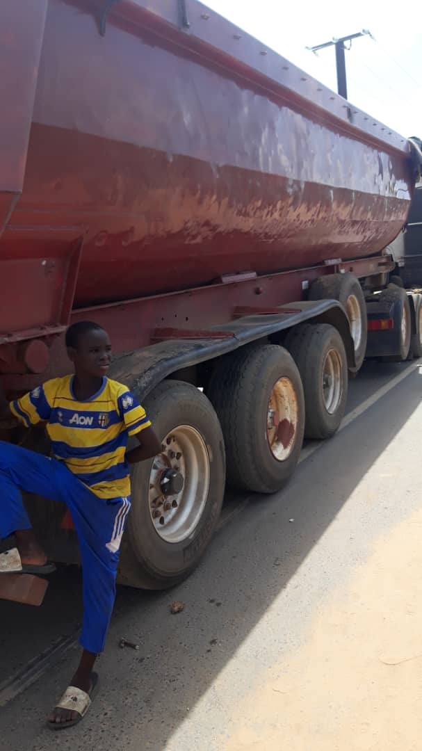 Mboro : Un camion chargé de latérite écrase la tête d'un jeune apprenti mécanicien de -10 ans.