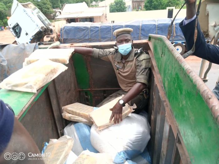Kaffrine : « Nous sommes à 3 tonnes de faux médicaments saisis et 2,4 tonnes de chanvre indien... » (Commandant Ahmadou Bamba Sène, chef de la subdivision des douanes) Kaffrine : « Nous sommes à 3 tonnes de faux médicaments saisis et 2,4 tonnes de chanvre indien... » (Commandant Ahmadou Bamba Sène, chef de la subdivision des douanes)