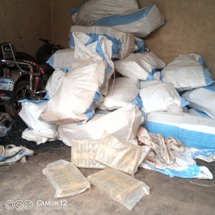 Kaffrine : « Nous sommes à 3 tonnes de faux médicaments saisis et 2,4 tonnes de chanvre indien... » (Commandant Ahmadou Bamba Sène, chef de la subdivision des douanes) Kaffrine : « Nous sommes à 3 tonnes de faux médicaments saisis et 2,4 tonnes de chanvre indien... » (Commandant Ahmadou Bamba Sène, chef de la subdivision des douanes)