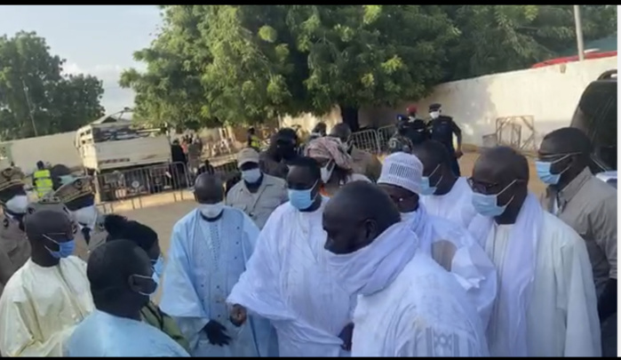Touba : Les images de l’arrivée du président Macky Sall dans la ville sainte. Touba : Les images de l’arrivée du président Macky Sall dans la ville sainte.