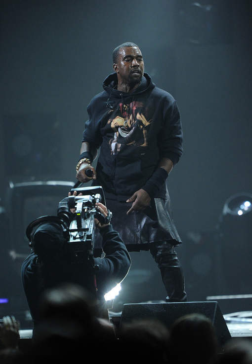 Kanye West en jupe en cuir sur scène