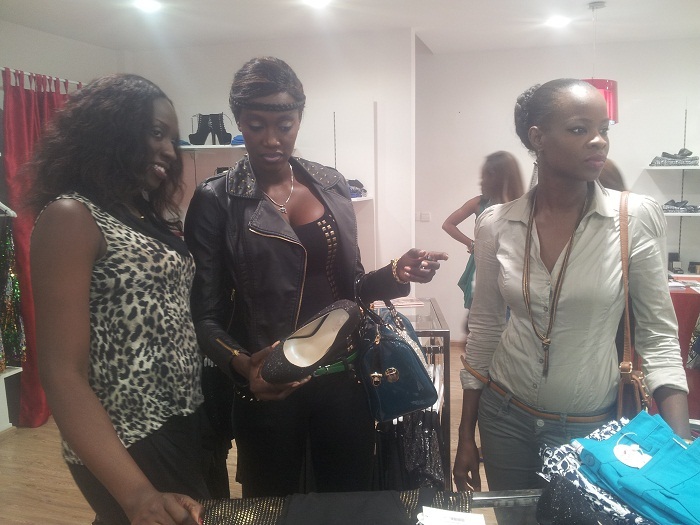 Les mannequins Mamy Sobel et Adji font leur choix à la nouvelle boutique Tentazioni Barcelona aux Almadies