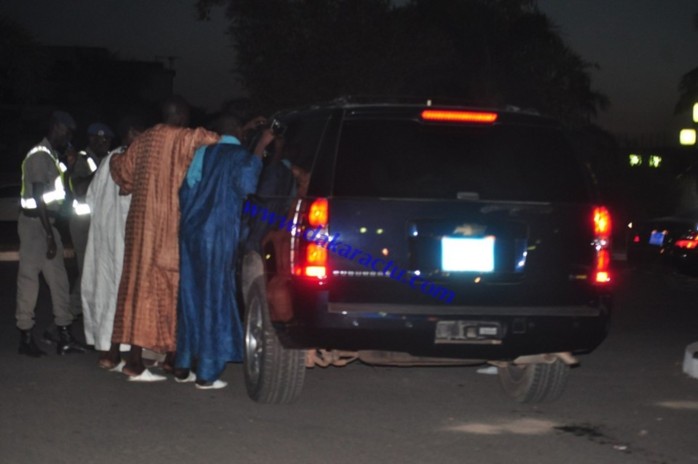 Le véhicule de Karim Wade assailli par des invités à sa sortie du King Fahd Palace.