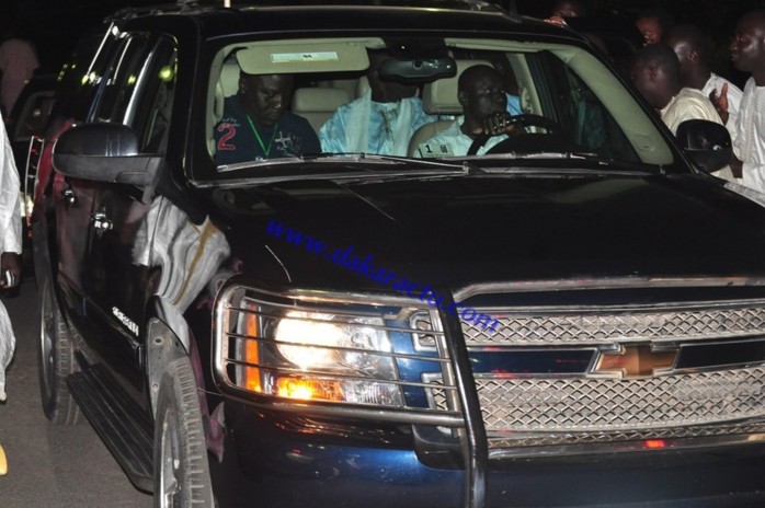 Le véhicule de Karim Wade assailli par des invités à sa sortie du King Fahd Palace.