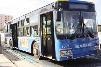 UCAD: Les étudiants prennent en otage un bus de Dakar Dem Dikk