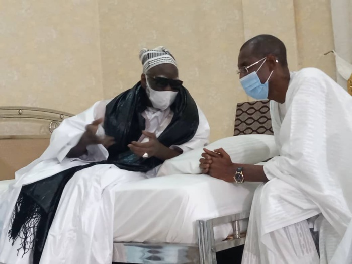 TOUBA - Abdoulaye Daouda Diallo remet au Khalife des Mourides deux titres fonciers au nom du président Macky Sall.