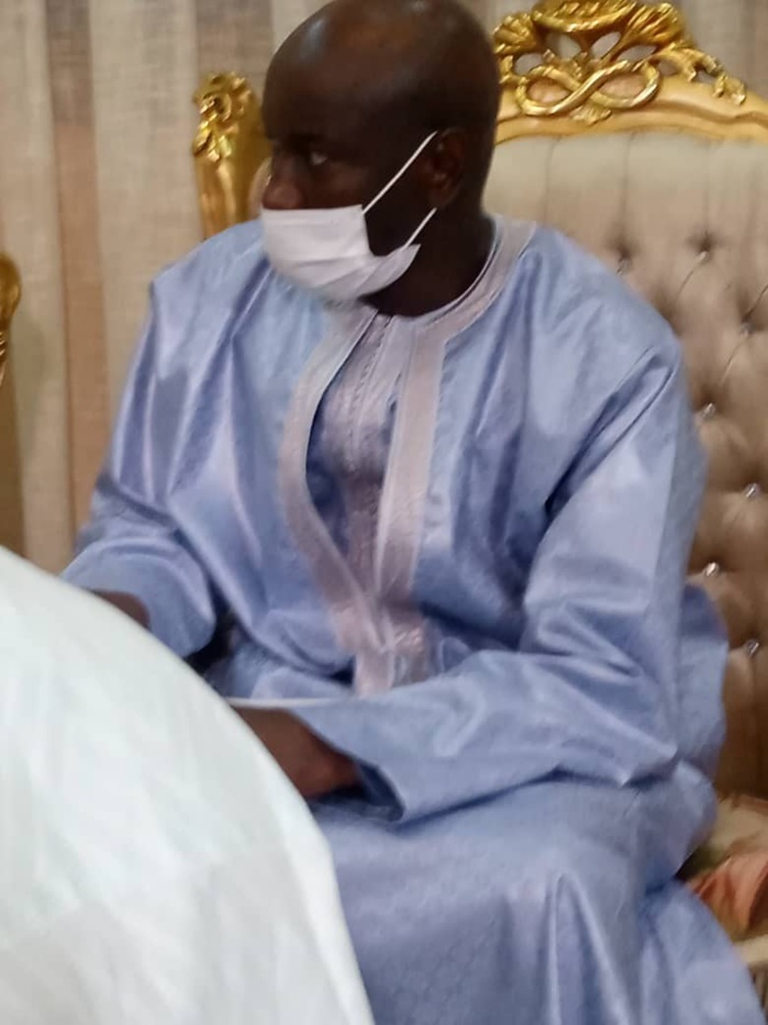 TOUBA - Abdoulaye Daouda Diallo remet au Khalife des Mourides deux titres fonciers au nom du président Macky Sall.
