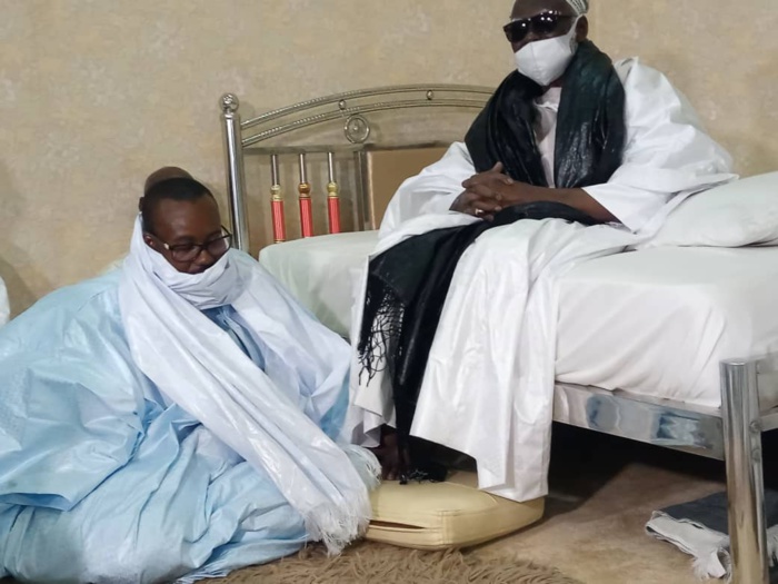 TOUBA - Abdoulaye Daouda Diallo remet au Khalife des Mourides deux titres fonciers au nom du président Macky Sall.