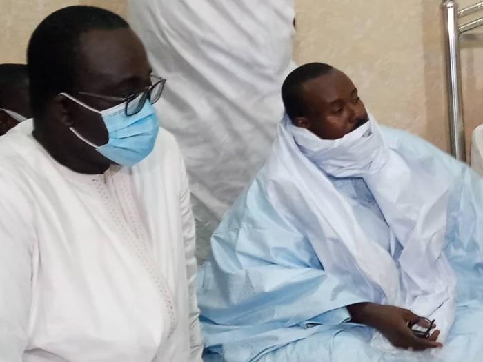 TOUBA - Abdoulaye Daouda Diallo remet au Khalife des Mourides deux titres fonciers au nom du président Macky Sall. TOUBA - Abdoulaye Daouda Diallo remet au Khalife des Mourides deux titres fonciers au nom du président Macky Sall.