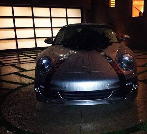 Le label de Rihanna lui offre une superbe Porsche 