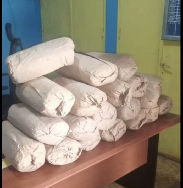 Madina Wandifa : 20KG de chanvre indien saisis par la brigade de Bounkiling à bord d’un véhicule.  Madina Wandifa : 20KG de chanvre indien saisis par la brigade de Bounkiling à bord d’un véhicule.