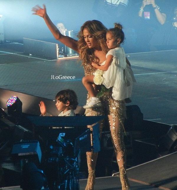 Jennifer Lopez fait monter ses jumeaux sur scène