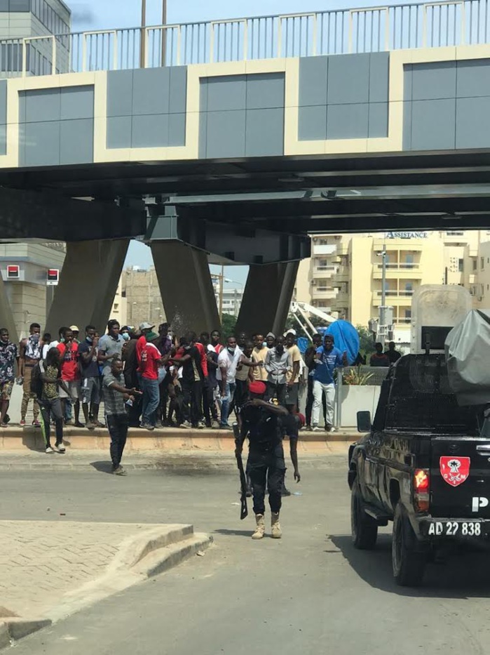 Dakar : Manifestation des partisans de Cellou Dalein Diallo devant l'ambassade de la Guinée au Sénégal.