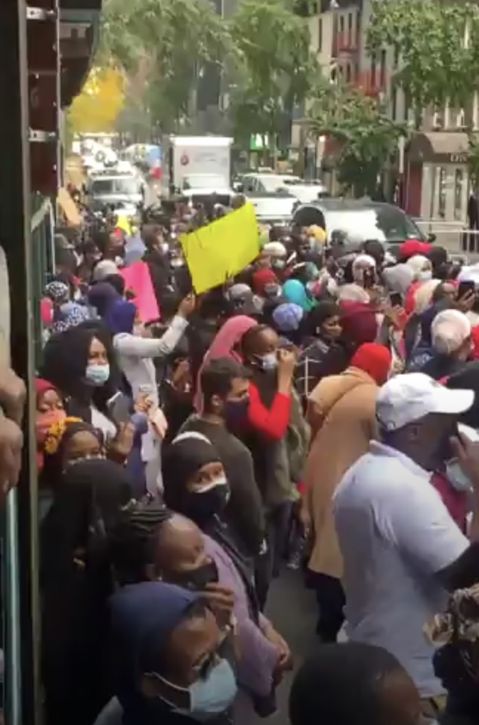 Crise post-électorale : Les Guinéens de New-York devant le consulat pour protester.