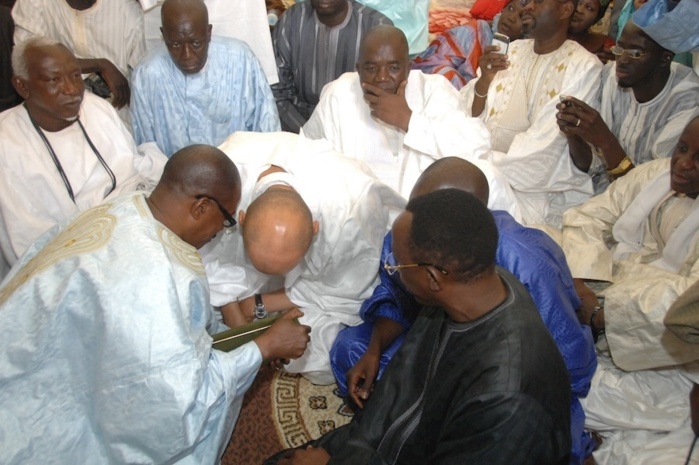 MAGAL TOUBA 2013 : Serigne Cheikh Sidy Makhtar Mbacké reçoit le cadeau de  Me Madické NIANG. (PHOTOS)
