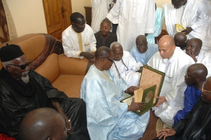 MAGAL TOUBA 2013 : Serigne Cheikh Sidy Makhtar Mbacké reçoit le cadeau de  Me Madické NIANG. (PHOTOS)