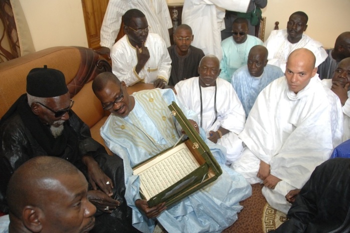 MAGAL TOUBA 2013 : Serigne Cheikh Sidy Makhtar Mbacké reçoit le cadeau de  Me Madické NIANG. (PHOTOS)