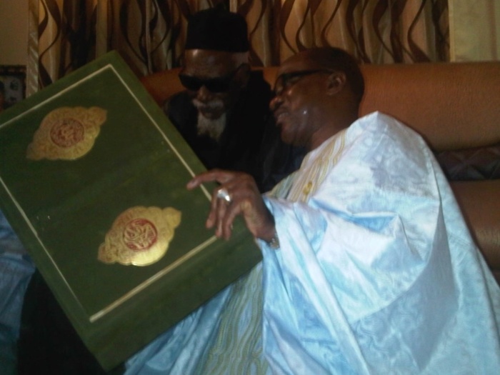 MAGAL TOUBA 2013 : Serigne Cheikh Sidy Makhtar Mbacké reçoit le cadeau de  Me Madické NIANG. (PHOTOS)