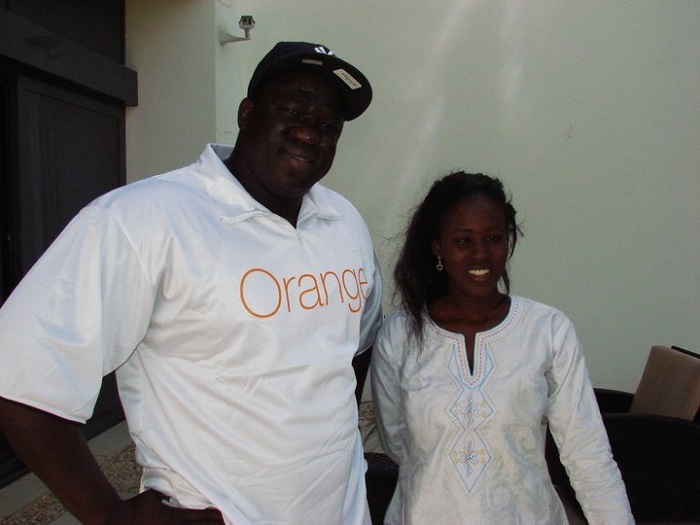 Mme Thiam Amina chargée de production de la série Un Café Avec pose avec Yékini