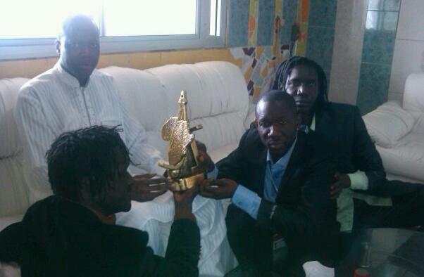Gelongal présente son trophée reçu lors des Koras Awards d'Abidjan à leur guide Cheikh Mamour Insa