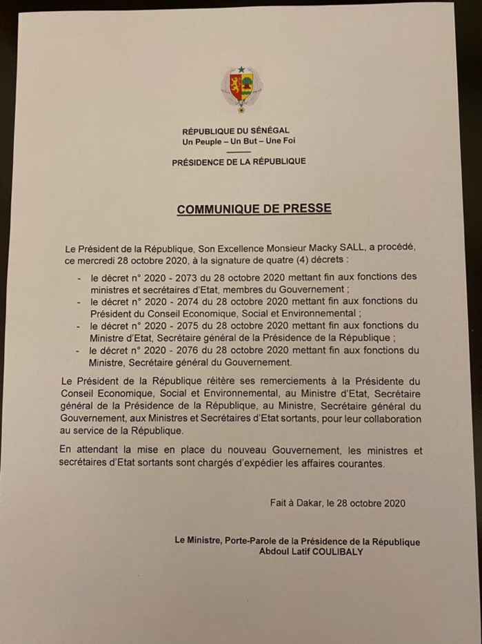 Urgent : Le président Macky Sall se sépare de ses ministres, Secrétaires généraux et de la Présidente du CESE. (DÉCRETS)