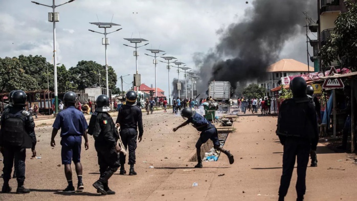 Violences post-électorales en Guinée : Le Collectif des avocats des 10 candidats invite le gouvernement à identifier les auteurs des crimes et à les déférer devant les tribunaux compétents conformément à la loi.