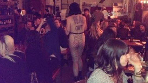 Une serveuse nue pour son dernier service