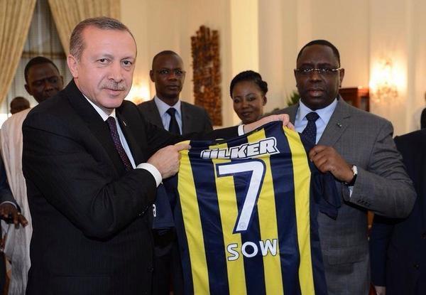 Le Premier Ministre turc offrant le maillot de Moussa Sow au Président Macky Sall