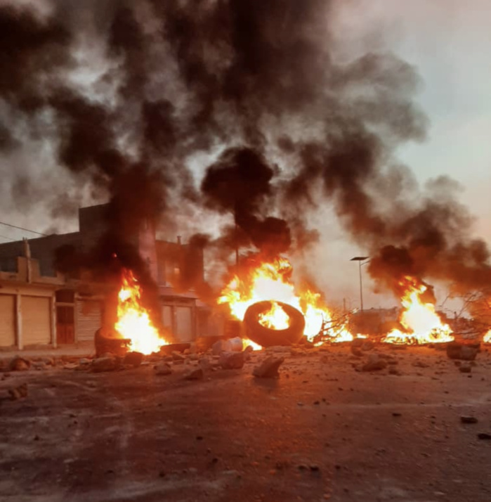 Manifestations à UGB : Des étudiants blessés et un bus incendié. Manifestations à UGB : Des étudiants blessés et un bus incendié.