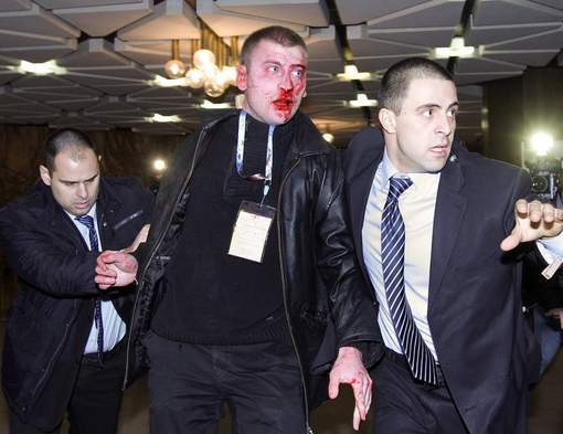 Il tente de tuer un homme politique en plein discours (VIDEO)